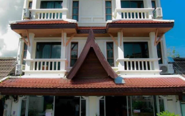Phuket Holiday Hostel пляж Ката вид на фасад