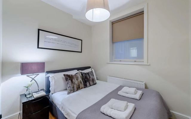 Modern Three Bedroom Apartment in Hammersmith