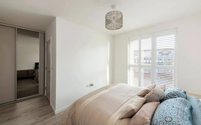 Stylish 3-bed Townhouse With 3 Baths in Southgate
