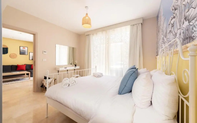 Xuru Stays I Exotic 1bdr w/ Outdoor Terrace Pool & Beach Access
