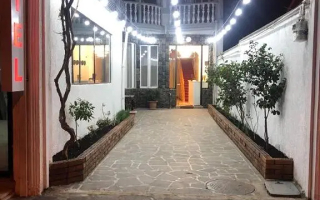 4 Seasons Hotel