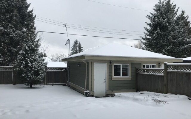 Отель Upper Deer Lake Family Duplex Suite Канада, Бурнаби - отзывы, цены и фото номеров - забронировать отель Upper Deer Lake Family Duplex Suite онлайн вид на фасад