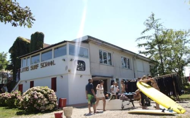 Отель Latas Surf House вид на фасад