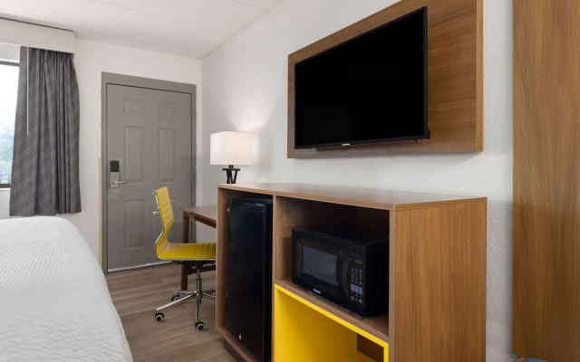Days Inn & Suites by Wyndham Indianapolis Airport East
