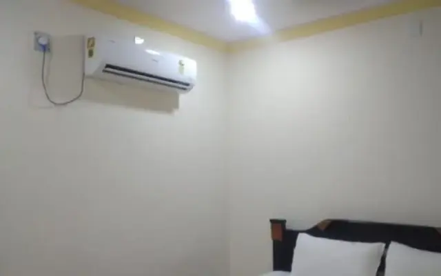 Iroomz Hotel Sri Kanya Residency