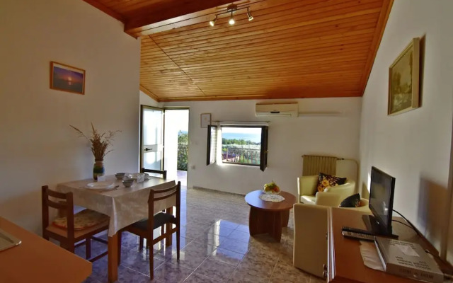 Shared Gardened Accommodation With bbq and sea View