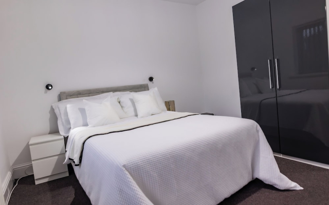 House - Sleeps 6 - Parking - Garden