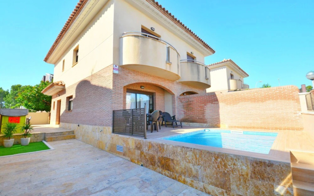 Seafront House With Private Pool and Wif