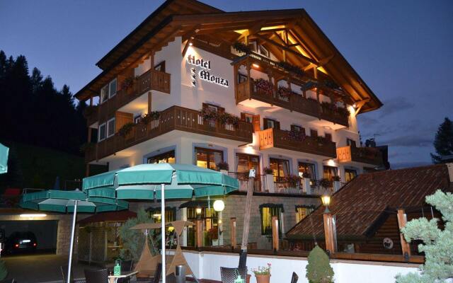 Hotel Monza вид на фасад