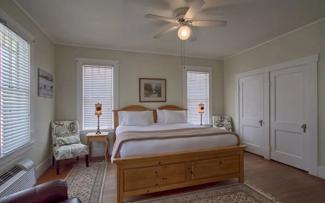Serenity Bliss - Downtown Retreat with Pool & Hot Tub