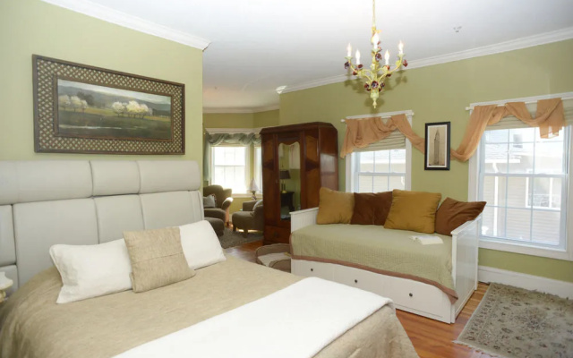 Naomi's Inn Bed & Breakfast