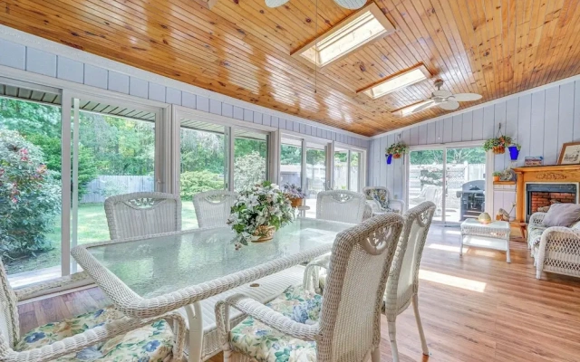 French-inspired Townhome 9 Mi to Saratoga Springs!