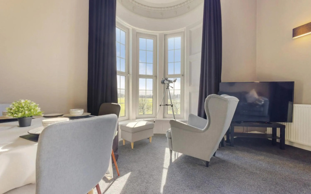 Beautiful 2 to 3 bed apartment with stunning views!