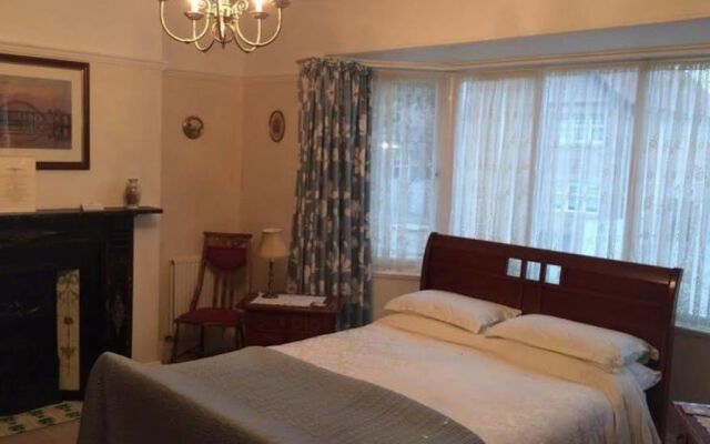 Hillcrest House Bed & Breakfast