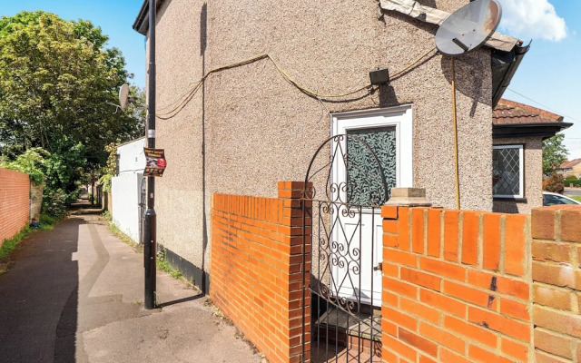 Near Airport - Pets - Parking - Wifi - Sleeps 2