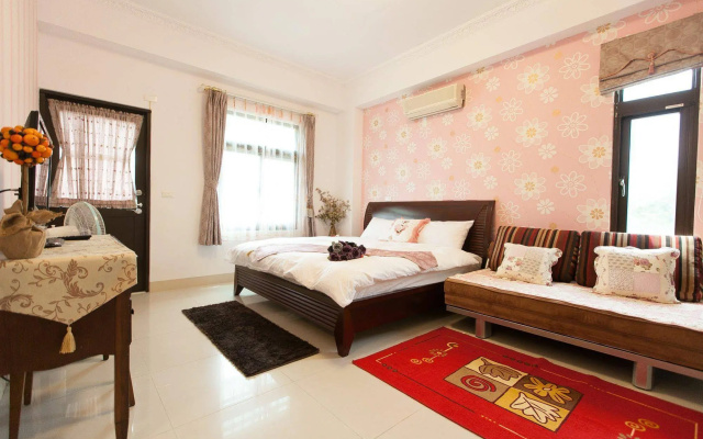 Textile Girl Romantic Homestay