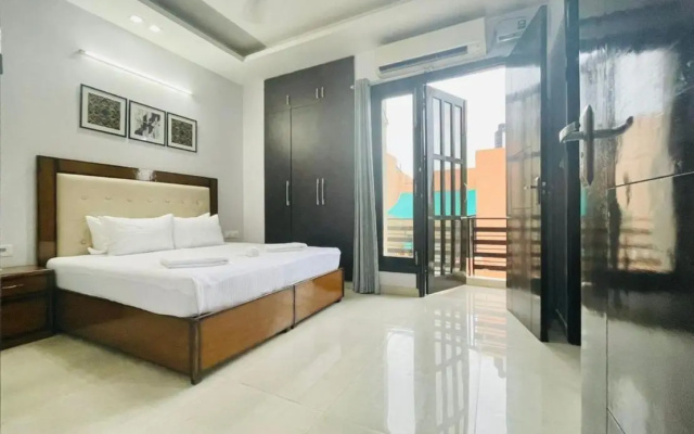Bluo 3Bhk - Dlf Galleria - Bathtub, Balcony