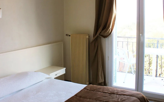 Hotel Cyrnos