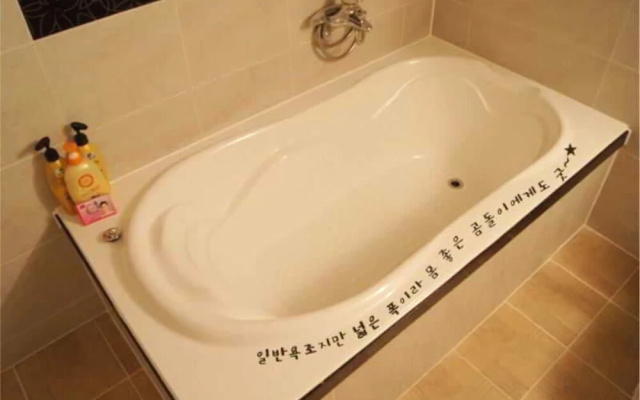 Two Be In Tourist Hotel
