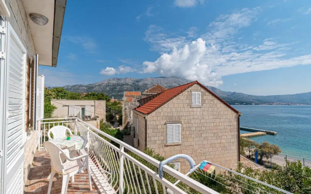 Apartments Siri, 1 min walk to the beach