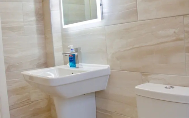 2 Bedroom Flat Off Leith Walk