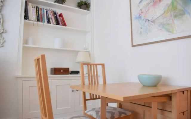 Shepherd's Bush 2 Bedroom Flat With Garden