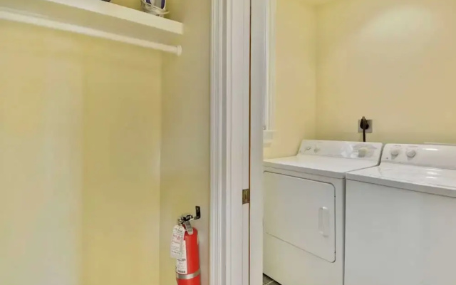 Easy Livin' by Avantstay Key West Home w/ Pool & BBQ Month Long Stays Only