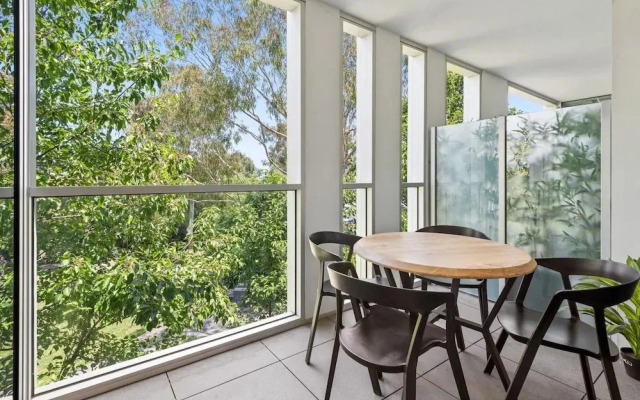 Chic 2-bed With Free Parking in South Yarra