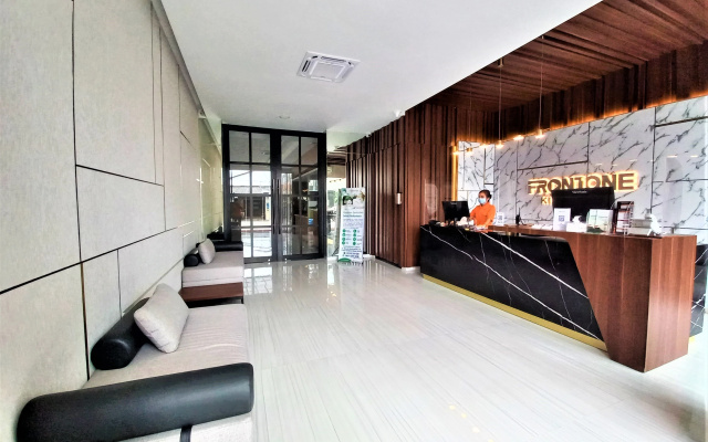 Front One King Hotel Tuban