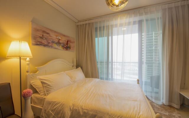 Апартаменты Iconic Apartment with Balcony комната для гостей