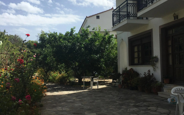 Alekos Rooms and Apartments