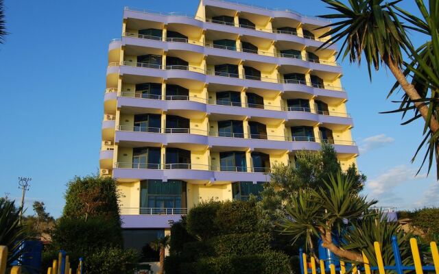 Отель Bahamas Албания, Саранда - отзывы, цены и фото номеров - забронировать отель Bahamas онлайн вид на фасад