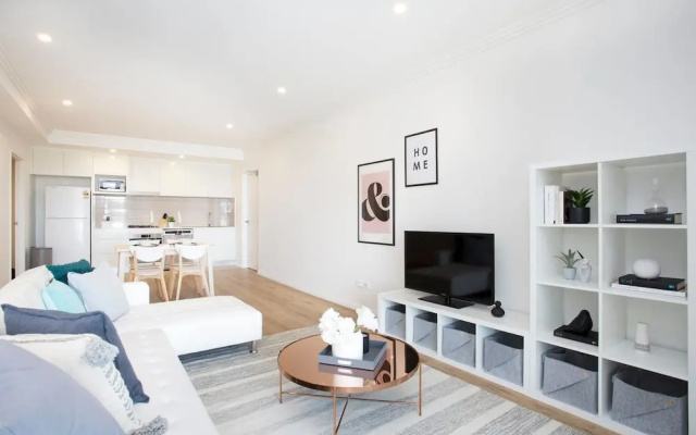 Designer Executive Apartment + Parking near Train