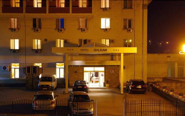 Отель Балкан Болгария, Габрово - отзывы, цены и фото номеров - забронировать отель Балкан онлайн вид на фасад