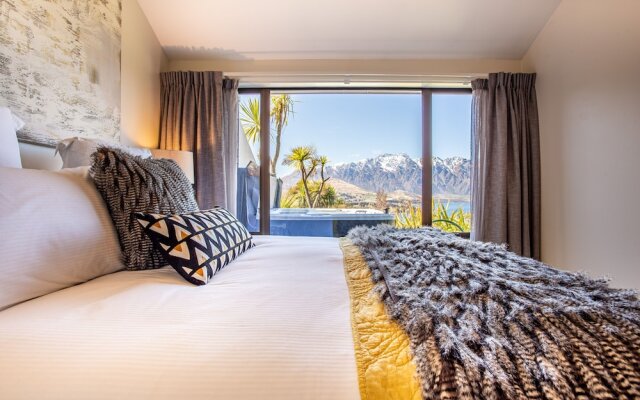 Alpine Gold With Incredible Lake Views SPA in Queenstown, New Zealand from 417$, photos, reviews - zenhotels.com guestroom