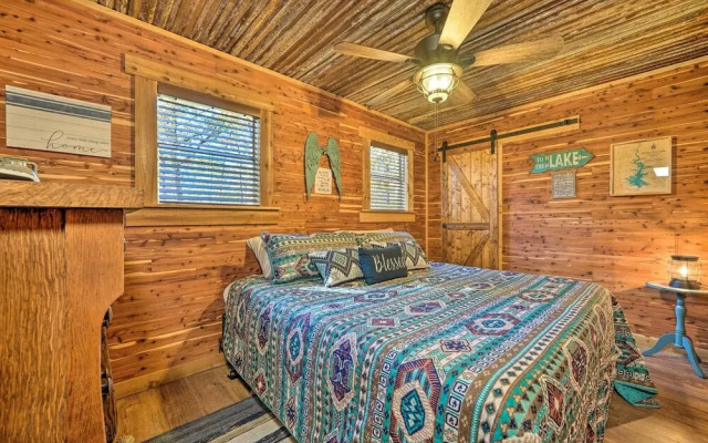 Private Hot Tub & Deck! Cabin Near Broken Bow Lake