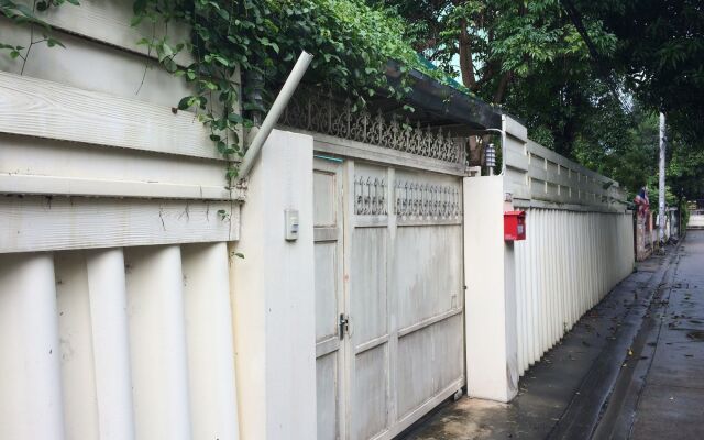 Отель Ratchayothin Cottage Бангкок вид на фасад