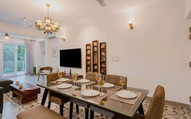Luxe Apt w Balcony Rooftop Pool 15 min to Beach