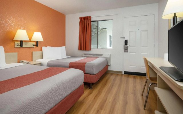 Motel 6 Buena Park, CA - Knotts Berry Farm - Disneyland