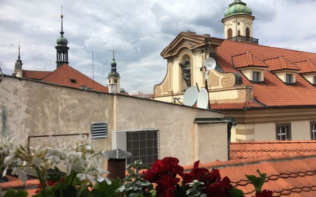 Отель Incredible 2Br Loft in Heart of Prague вид на фасад