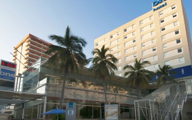 Отель One Acapulco Costera вид на фасад