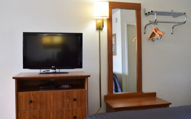 Value Inn Livonia