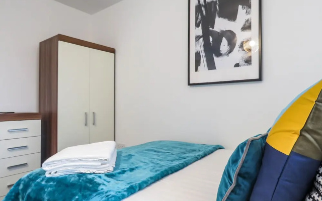 Tudors eSuites Birmingham Townhouse Private Garden Free Parking
