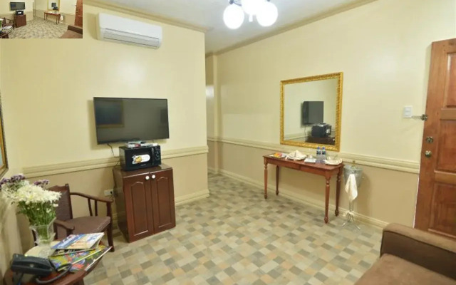 Roz And Angelique's Inn & Suites