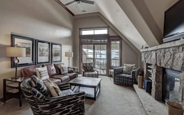Crystal Peak Lodge 4 Bedroom Ski in, Ski out Slopeside Condo at the Base of Peak 7