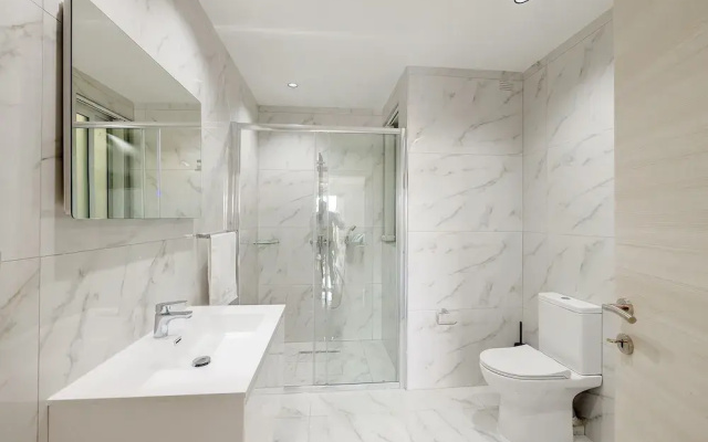 Modern Apartment Steps to St George's Bay