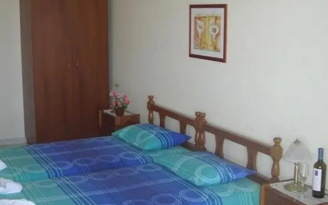 Yianna Studios & Apartments