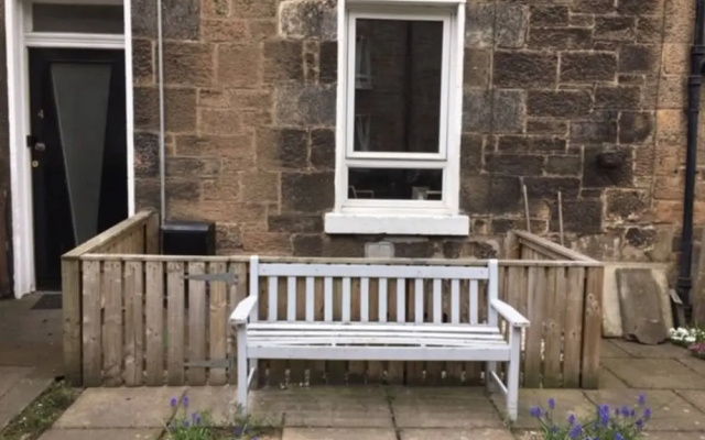 Spacious 3 Bedroom Flat in a Charming Location