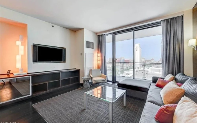 Beautiful Mountain-views Studio at the Palms 1107