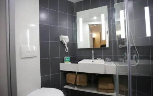 Snug HotelsGreen Left Bank Snooker Hotel (Nanchang Jingdong Avenue Subway Station Store)